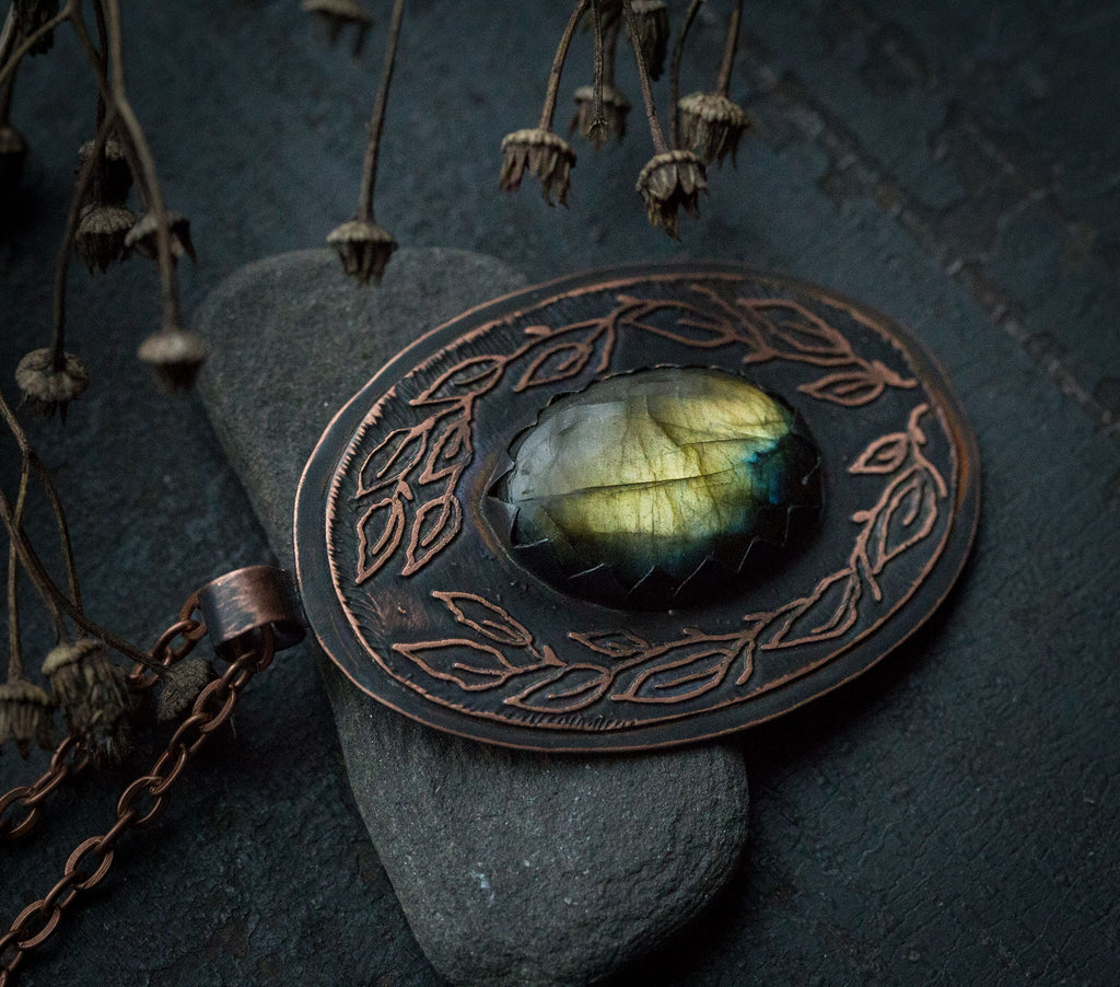 Wisior z labradorytem i rysunkiem liści