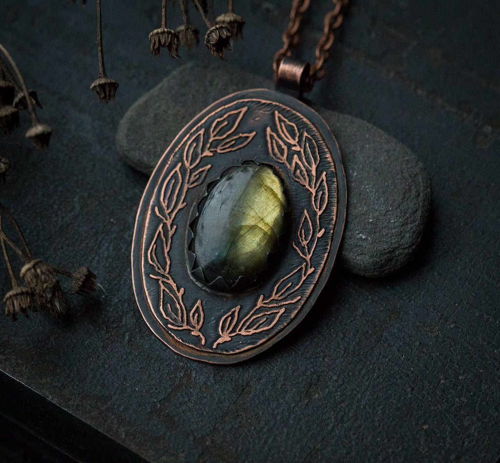 Wisior z labradorytem i rysunkiem liści