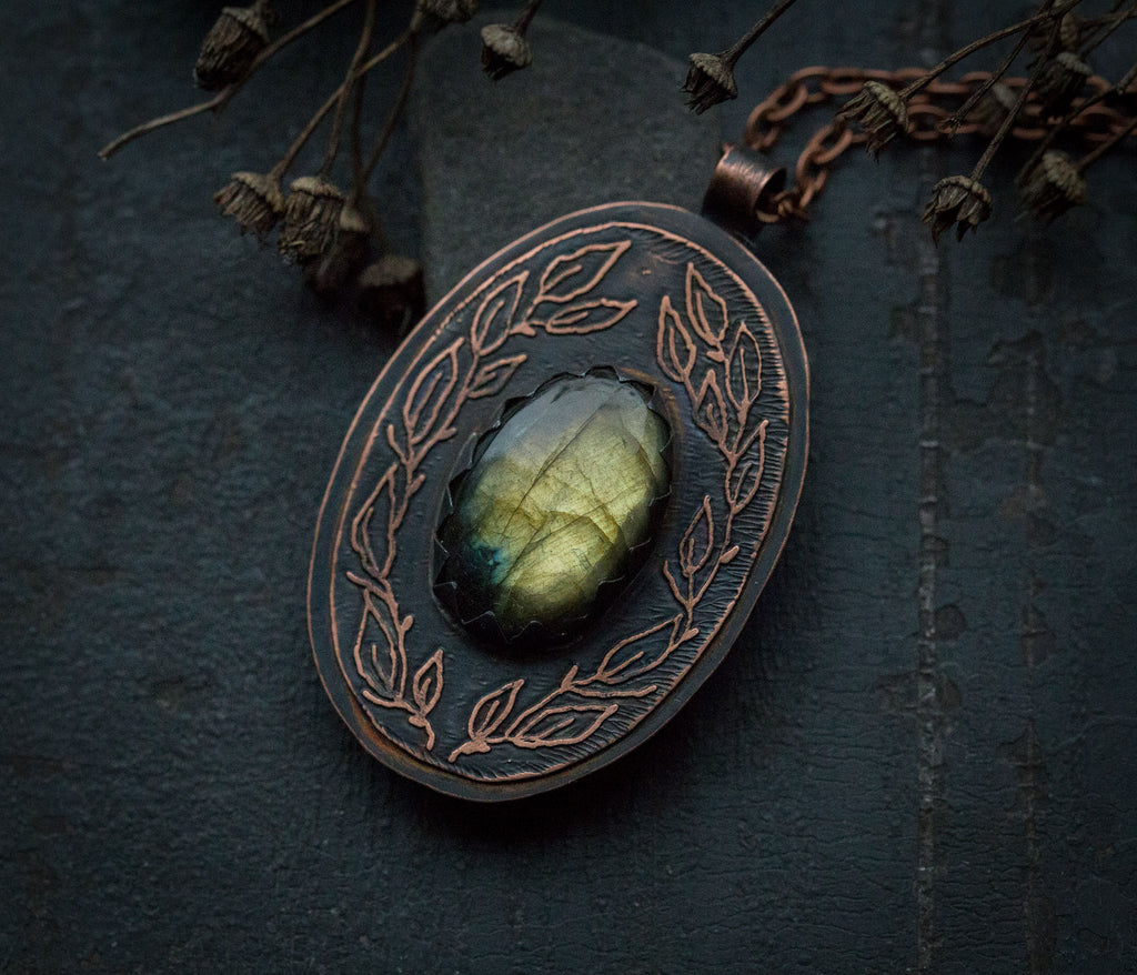 Wisior z labradorytem i rysunkiem liści