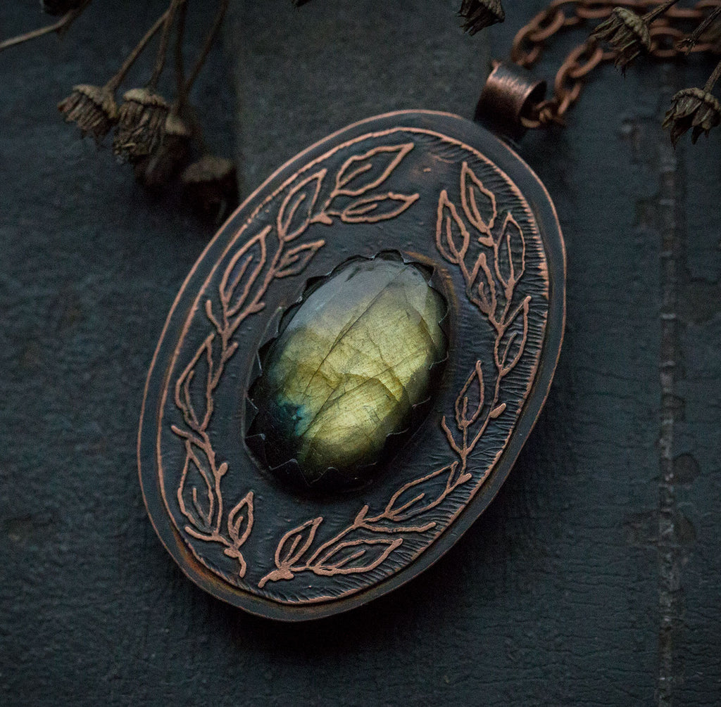 Wisior z labradorytem i rysunkiem liści