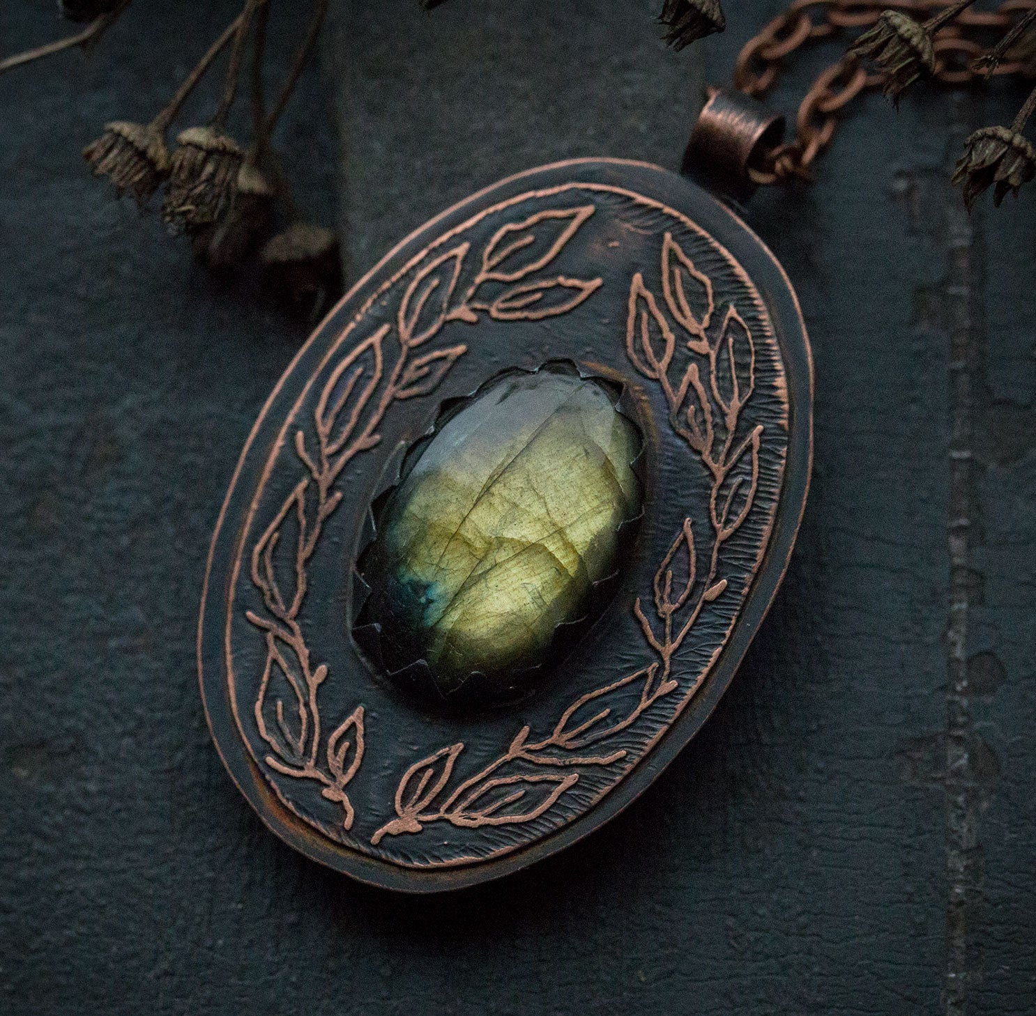 Wisior z labradorytem i rysunkiem liści