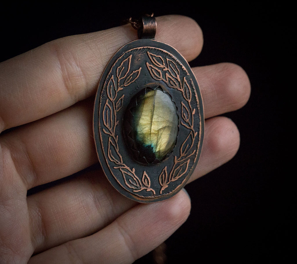 Wisior z labradorytem i rysunkiem liści