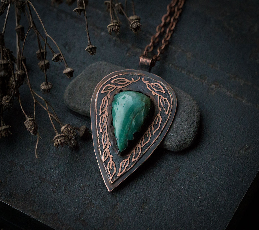 Wisior z morskim larsonitem i rysunkiem liści