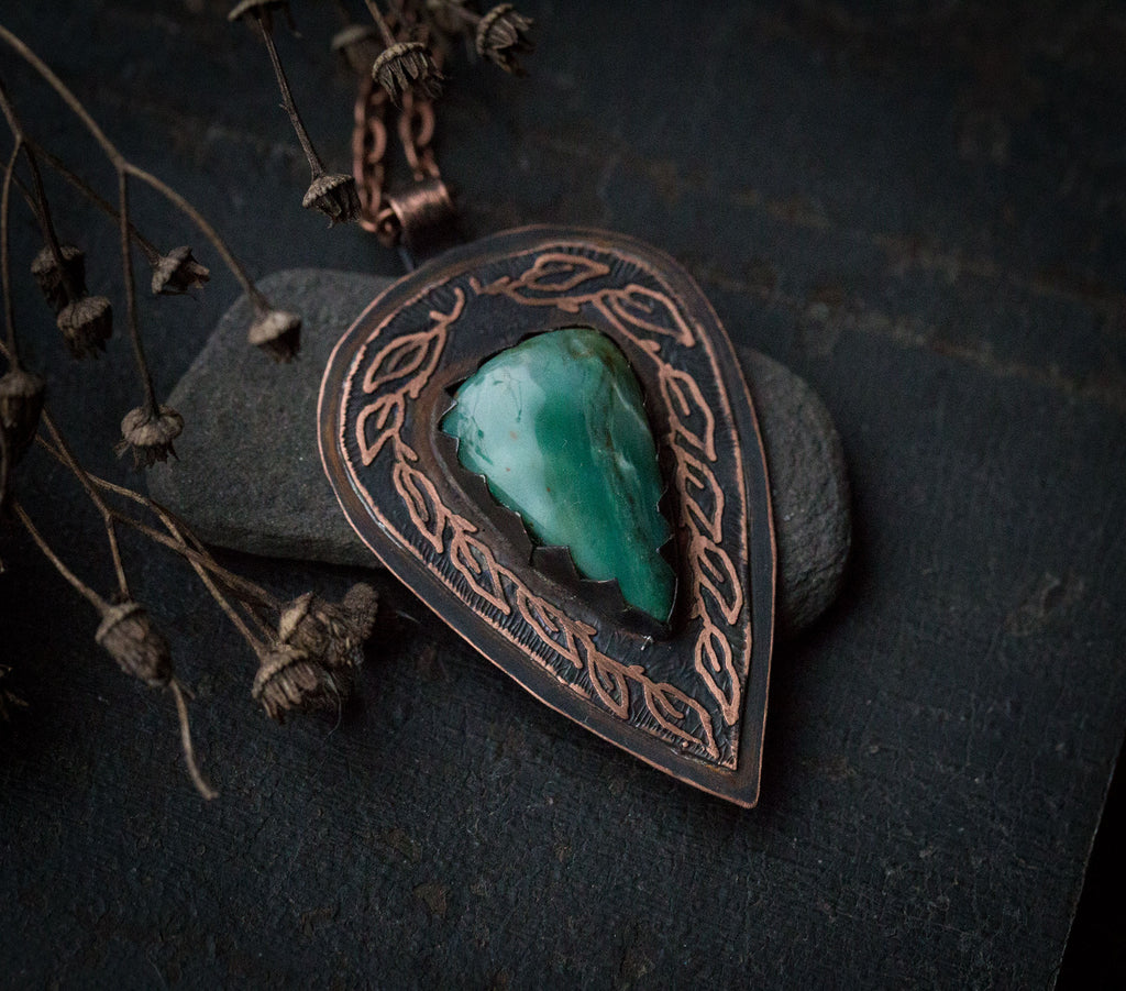 Wisior z morskim larsonitem i rysunkiem liści