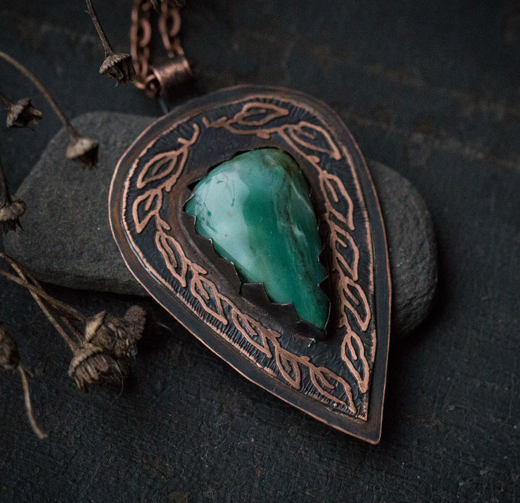 Wisior z morskim larsonitem i rysunkiem liści