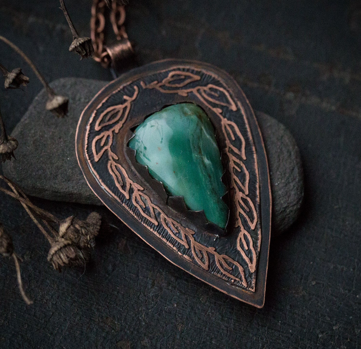 Wisior z morskim larsonitem i rysunkiem liści