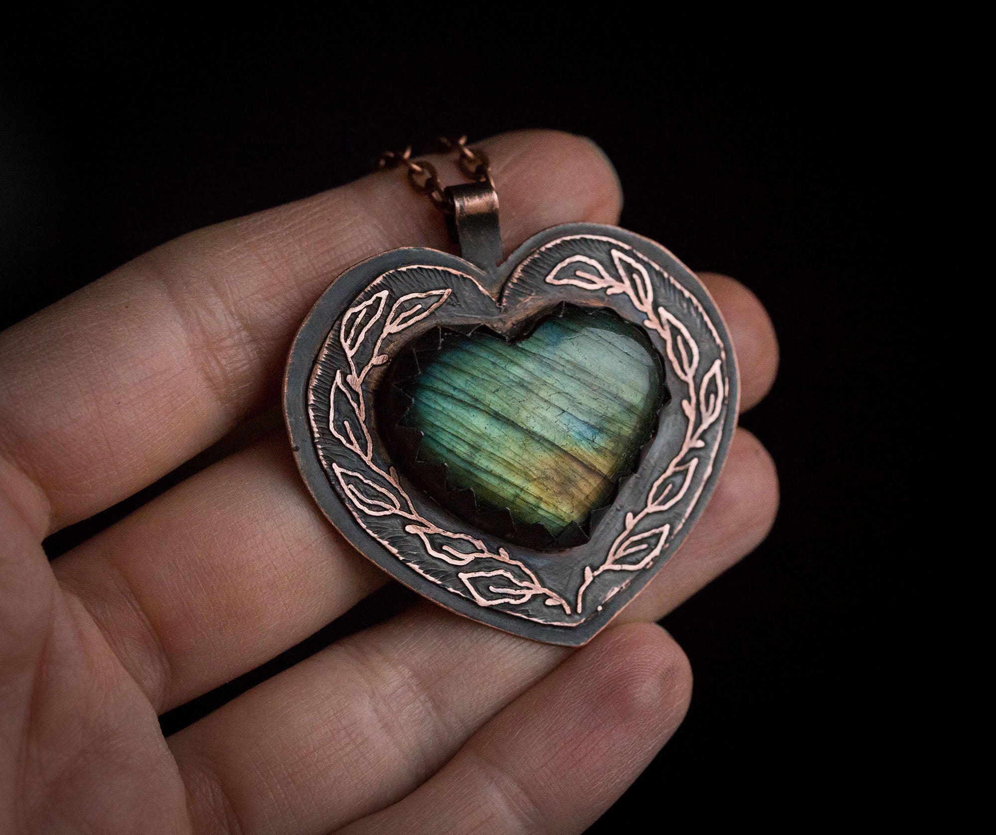Wisior serce z labradorytem i rysunkiem liści