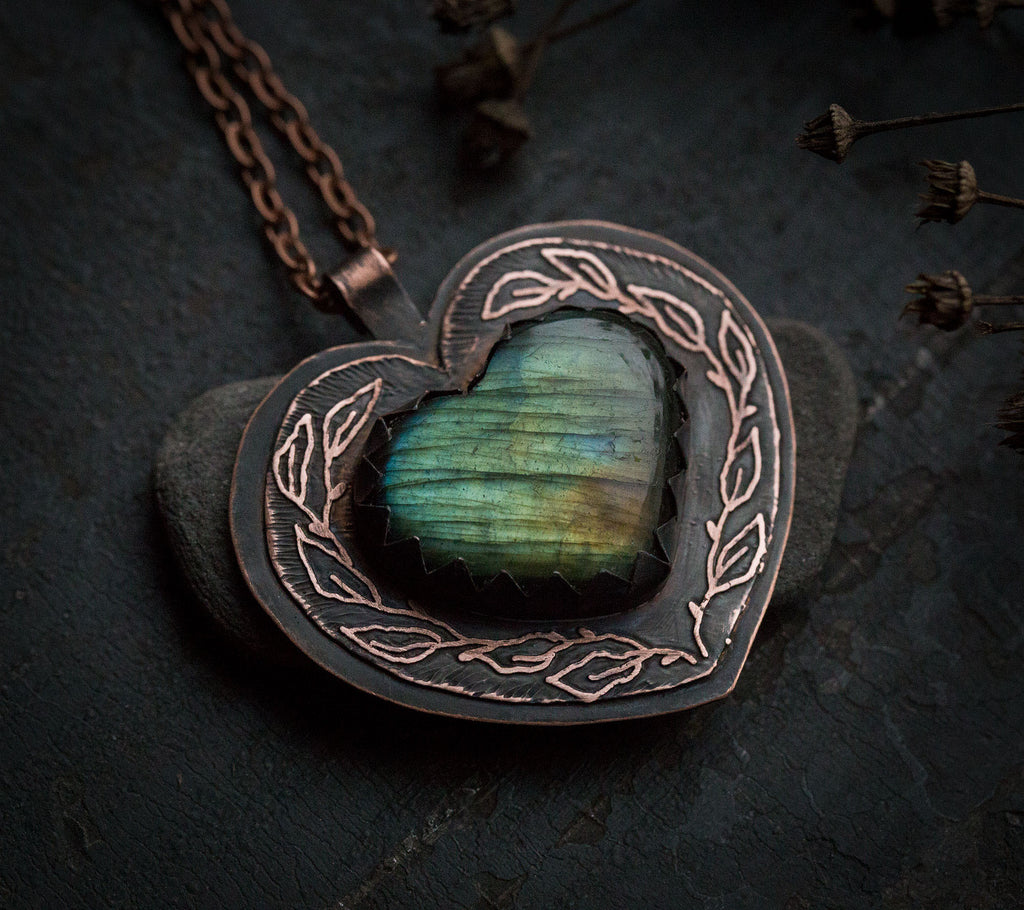Wisior serce z labradorytem i rysunkiem liści