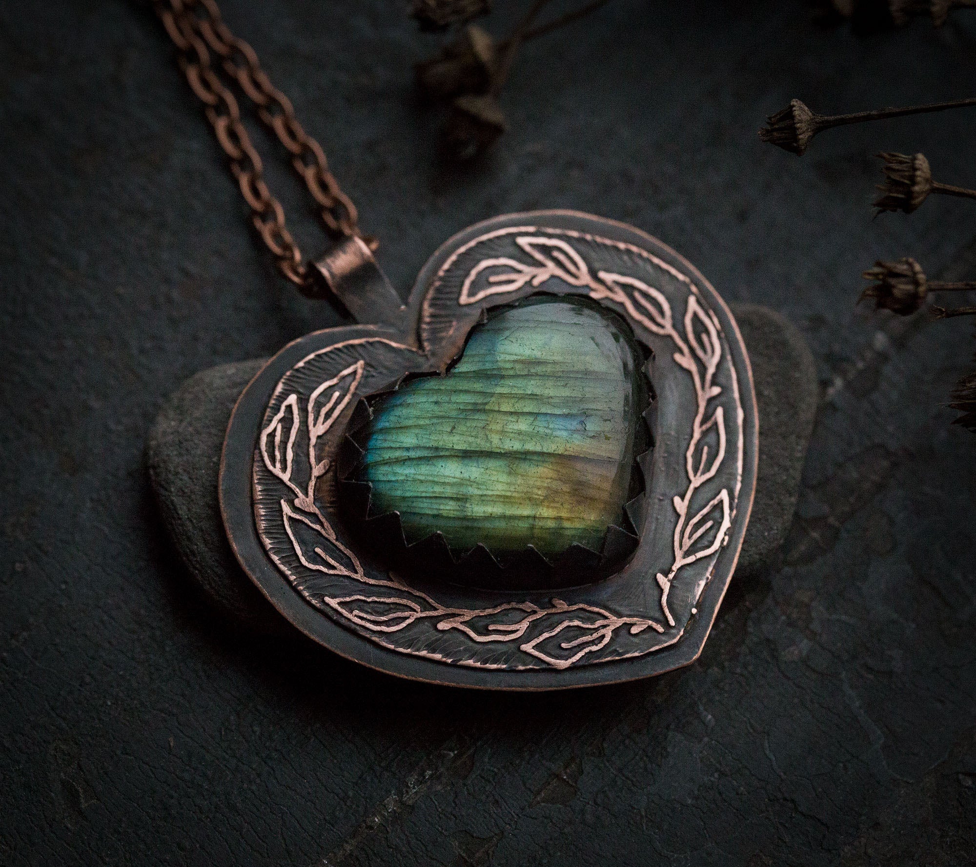 Wisior serce z labradorytem i rysunkiem liści