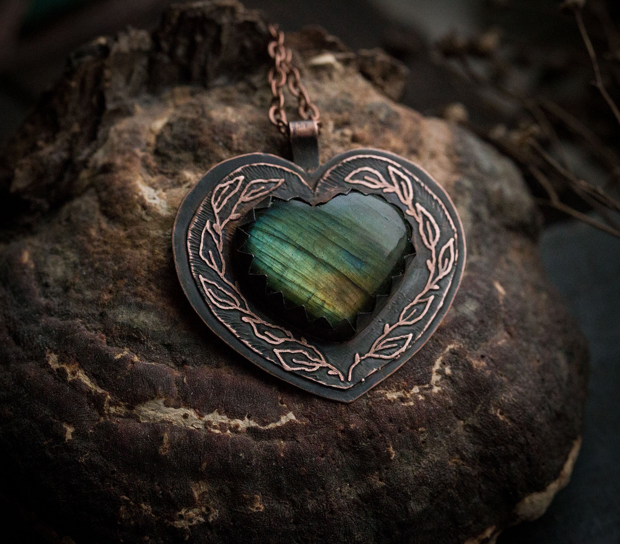 Wisior serce z labradorytem i rysunkiem liści