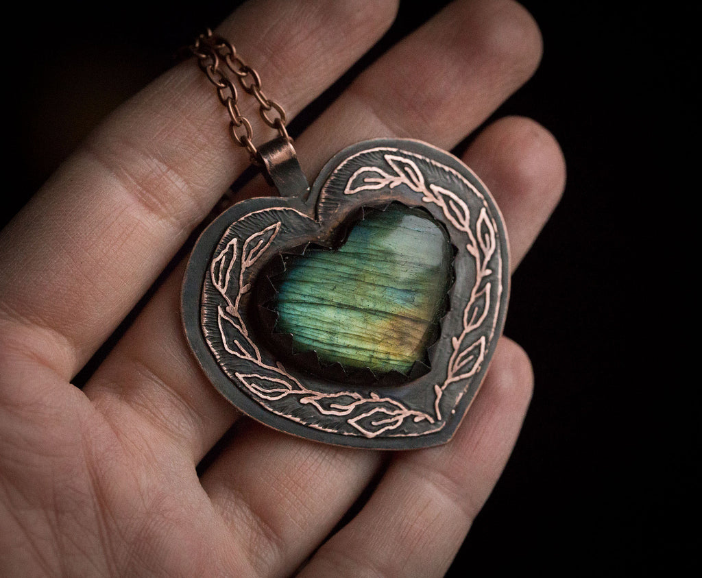 Wisior serce z labradorytem i rysunkiem liści
