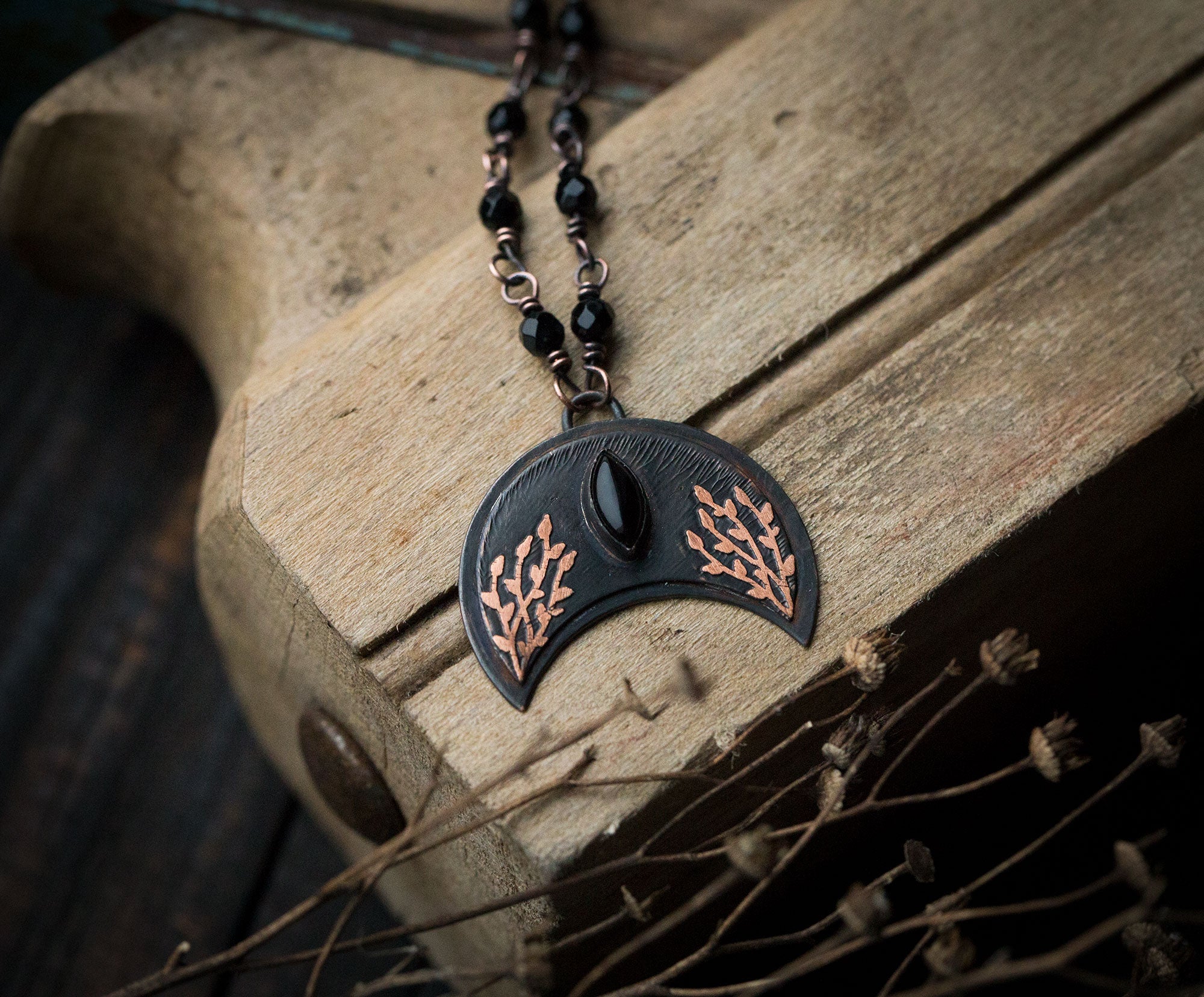 Ciemna lunula z roślinnym rysunkiem i onyksem