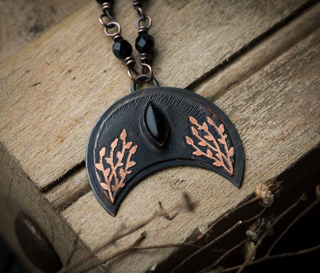 Ciemna lunula z roślinnym rysunkiem i onyksem