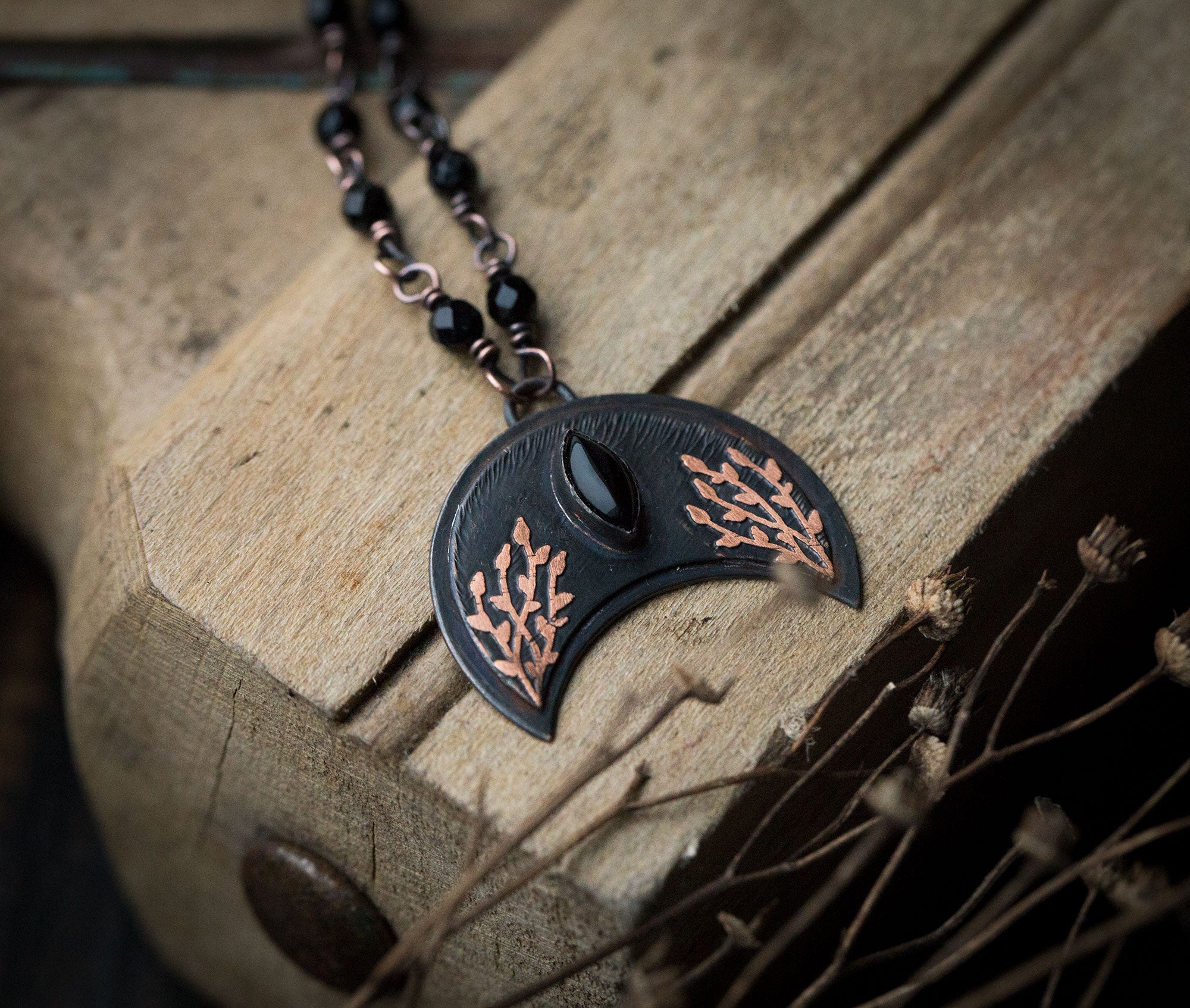 Ciemna lunula z roślinnym rysunkiem i onyksem