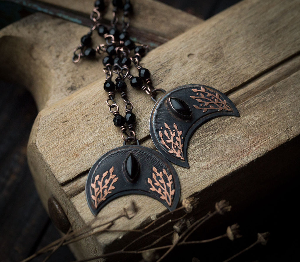 Ciemna lunula z roślinnym rysunkiem i onyksem