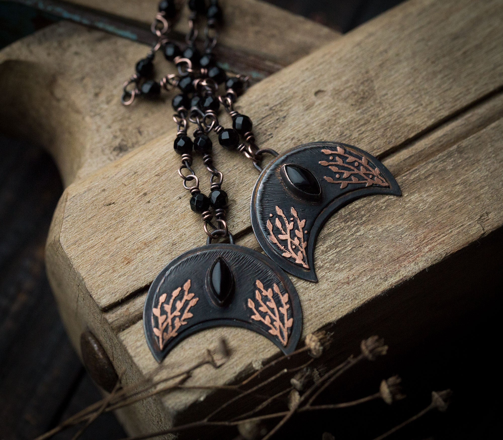 Ciemna lunula z roślinnym rysunkiem i onyksem