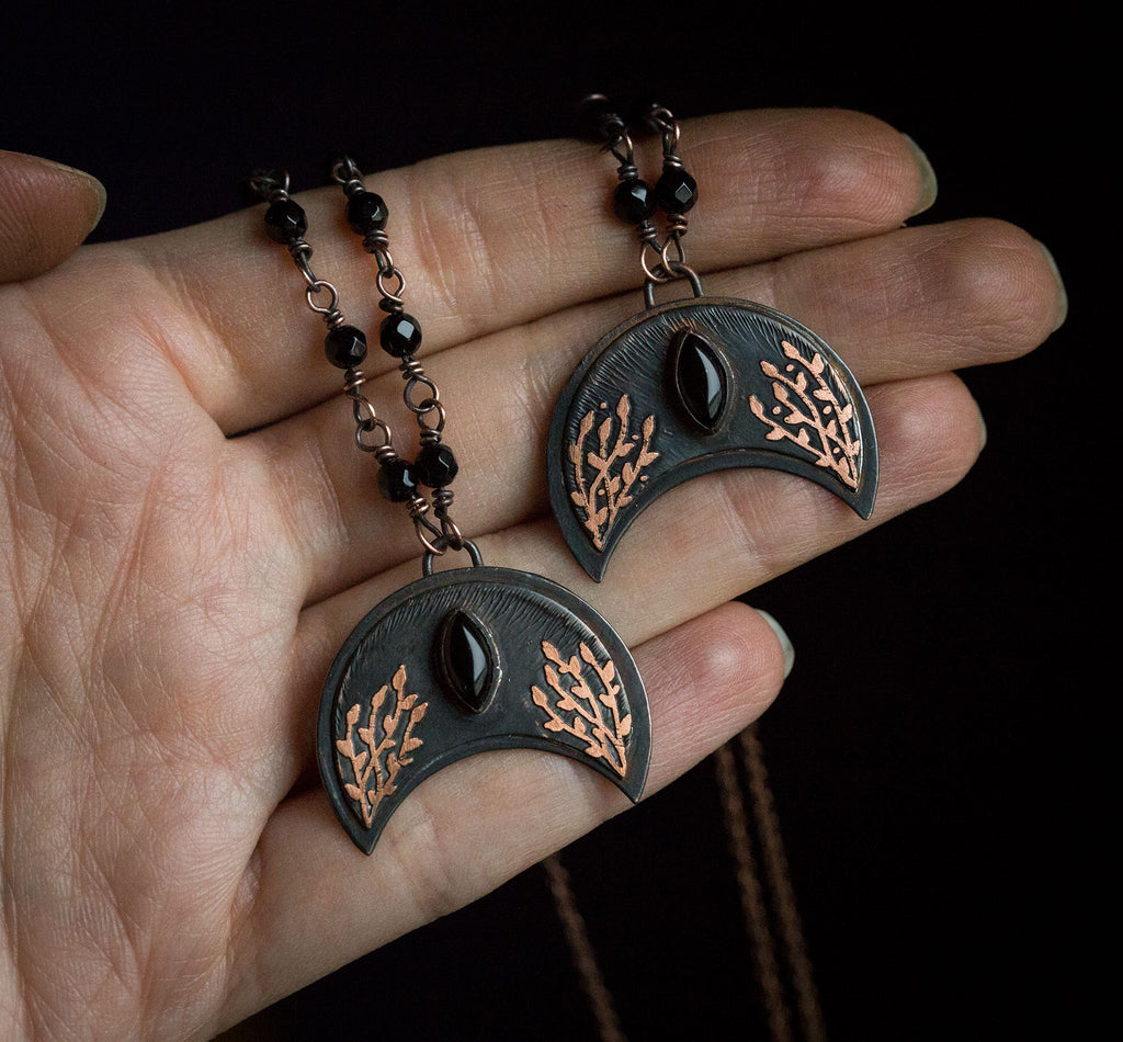 Ciemna lunula z roślinnym rysunkiem i onyksem