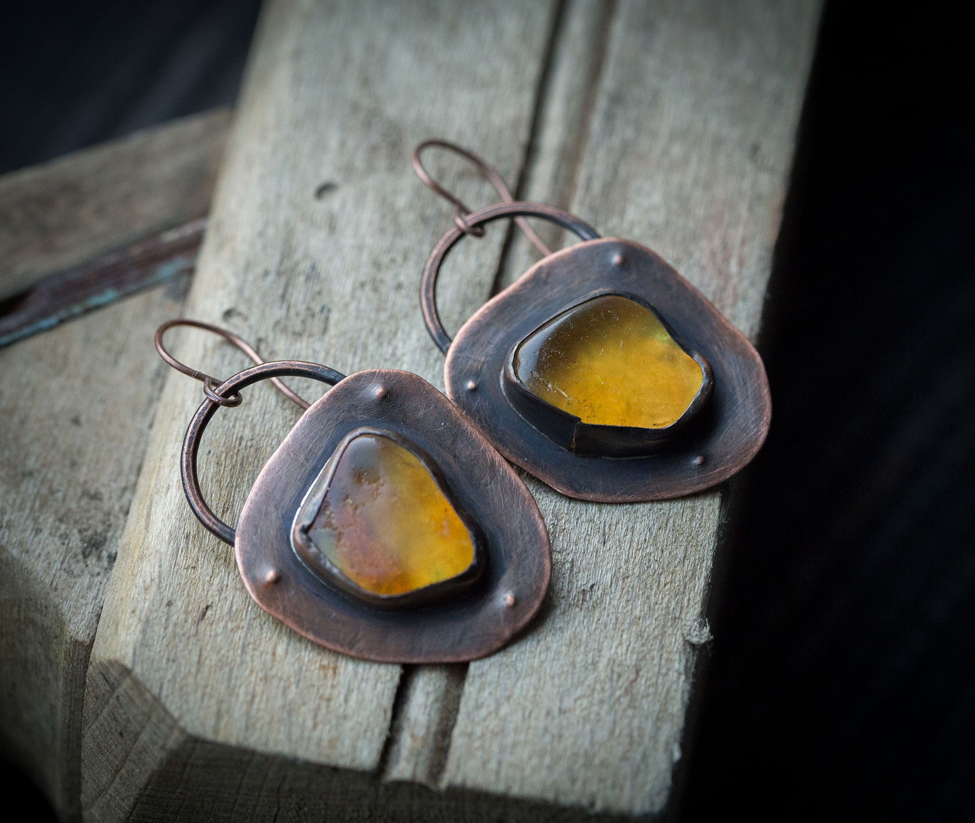 Proste, surowe kolczyki z bursztynem bałtyckim