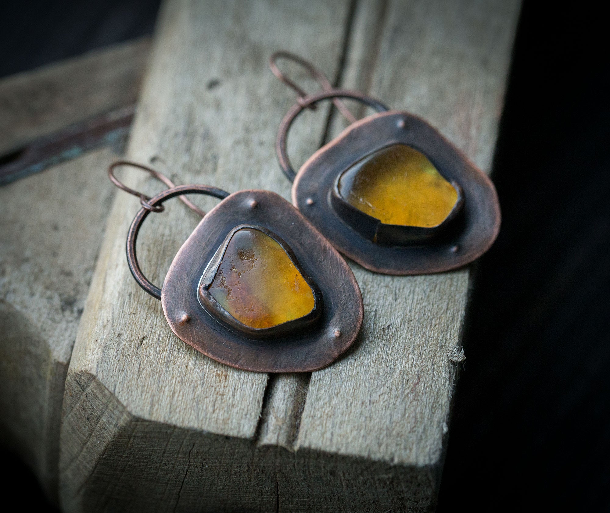 Proste, surowe kolczyki z bursztynem bałtyckim