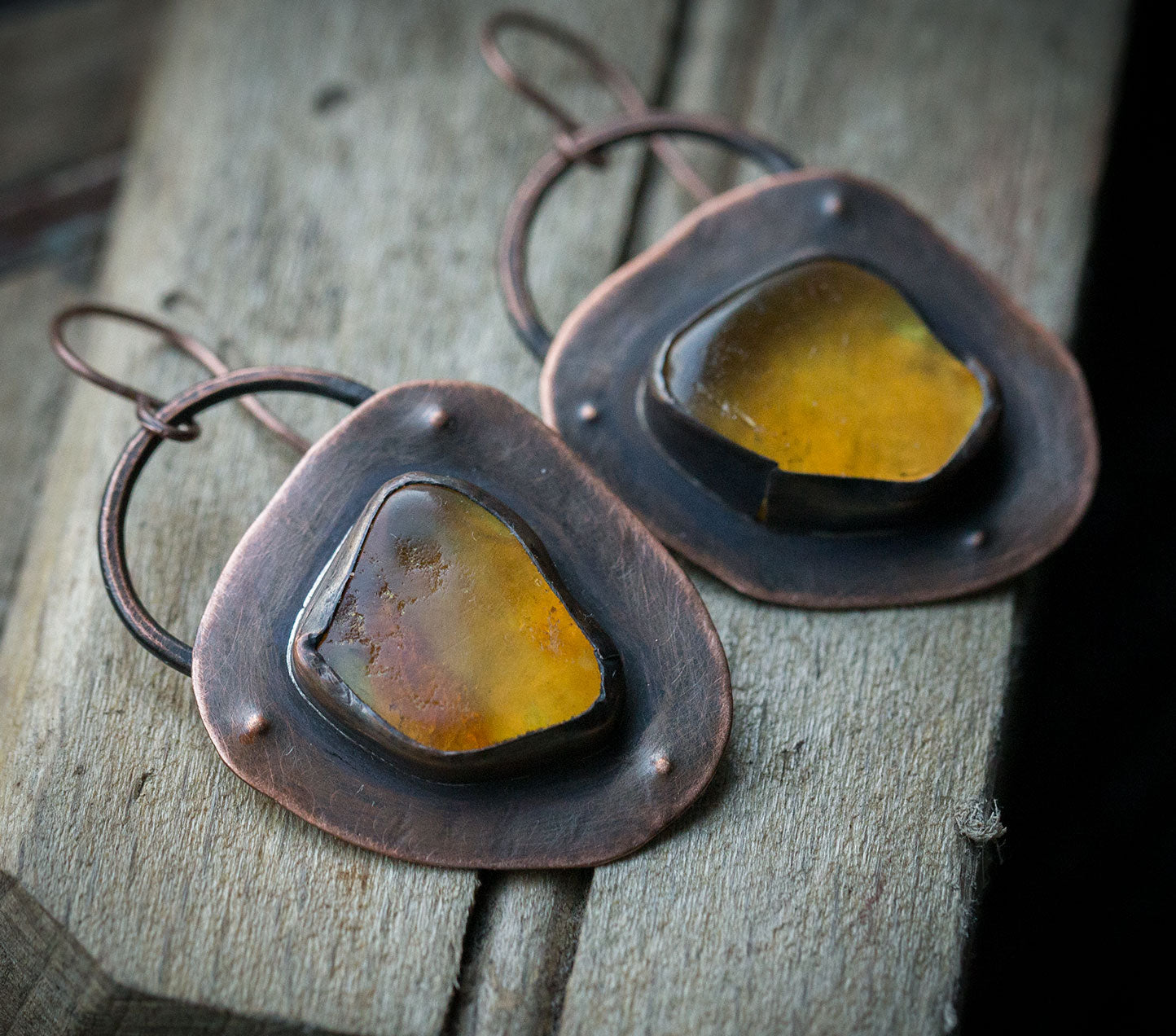 Proste, surowe kolczyki z bursztynem bałtyckim