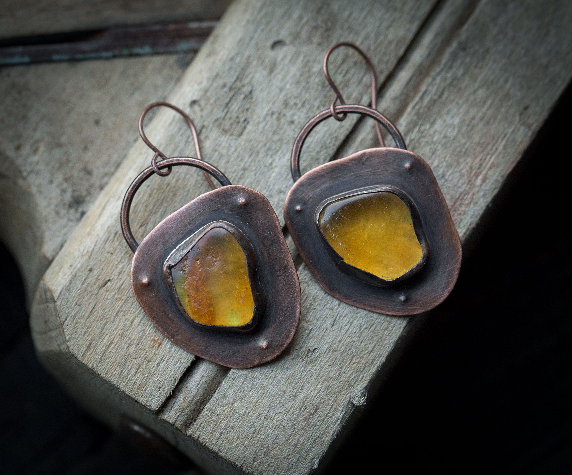 Proste, surowe kolczyki z bursztynem bałtyckim