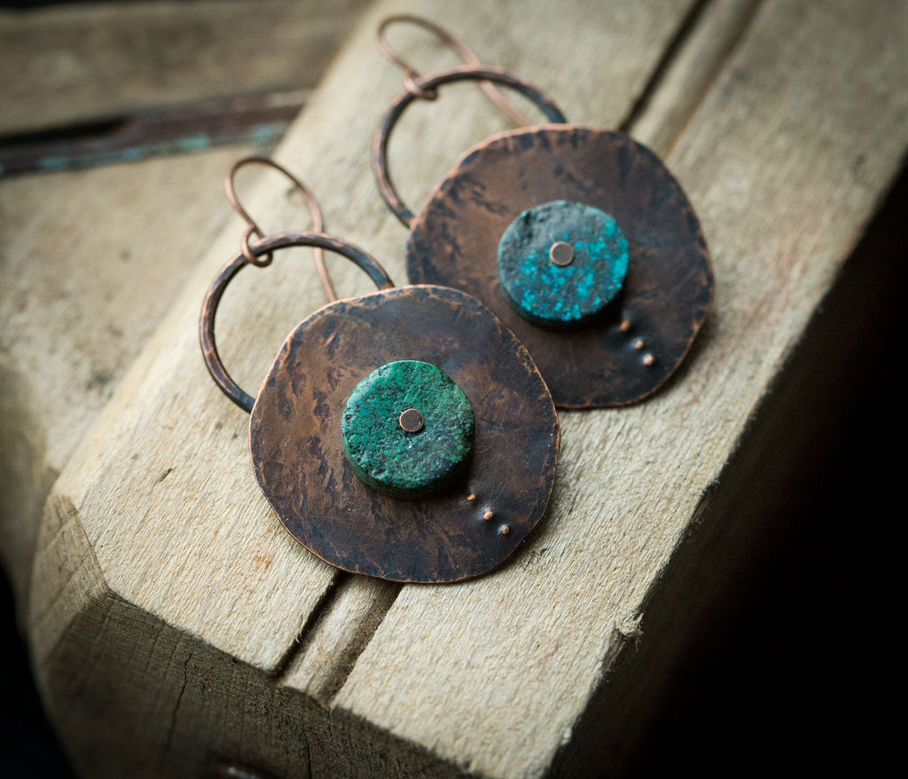 Proste, surowe kolczyki z naturalnym turkusem