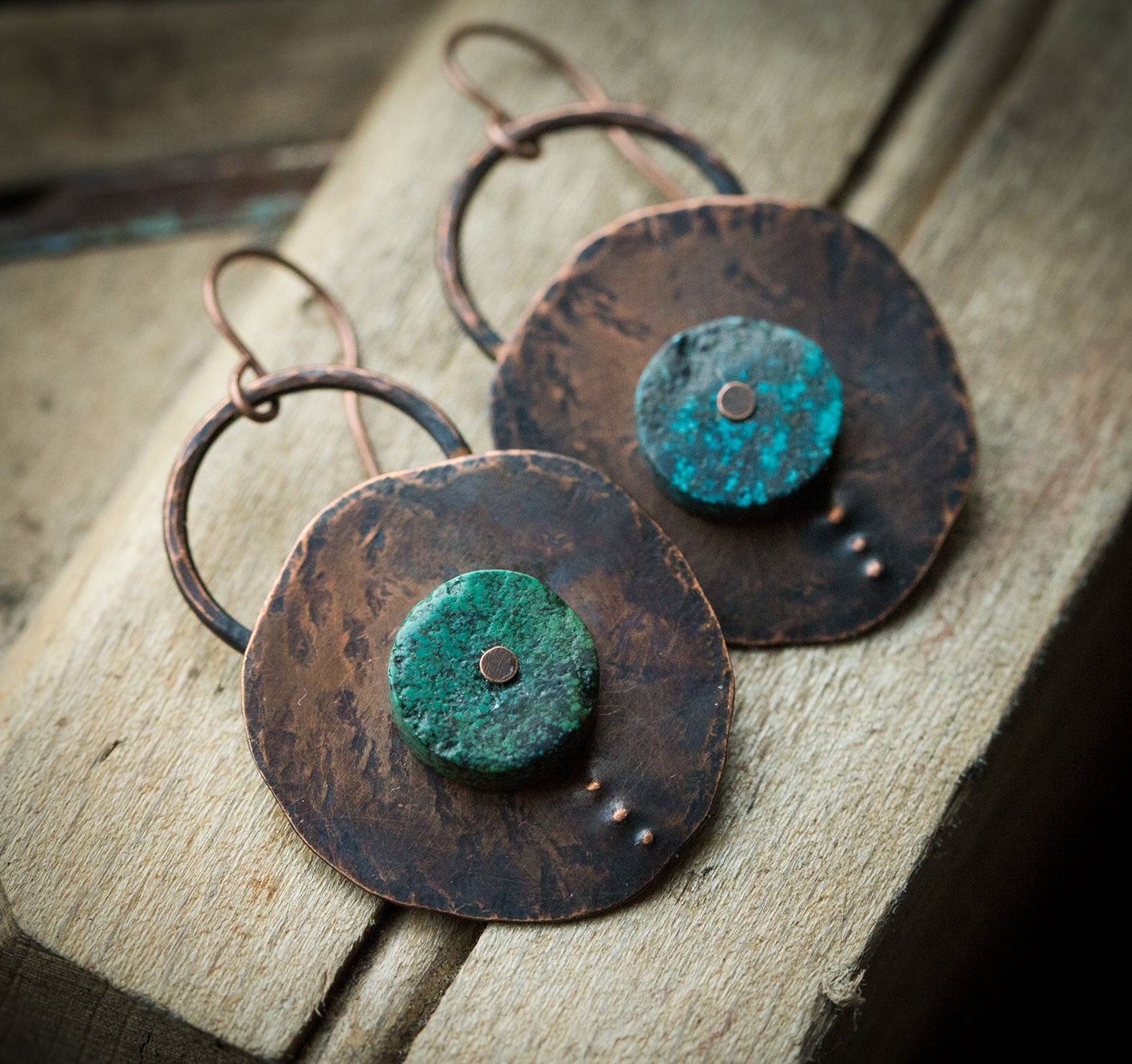 Proste, surowe kolczyki z naturalnym turkusem