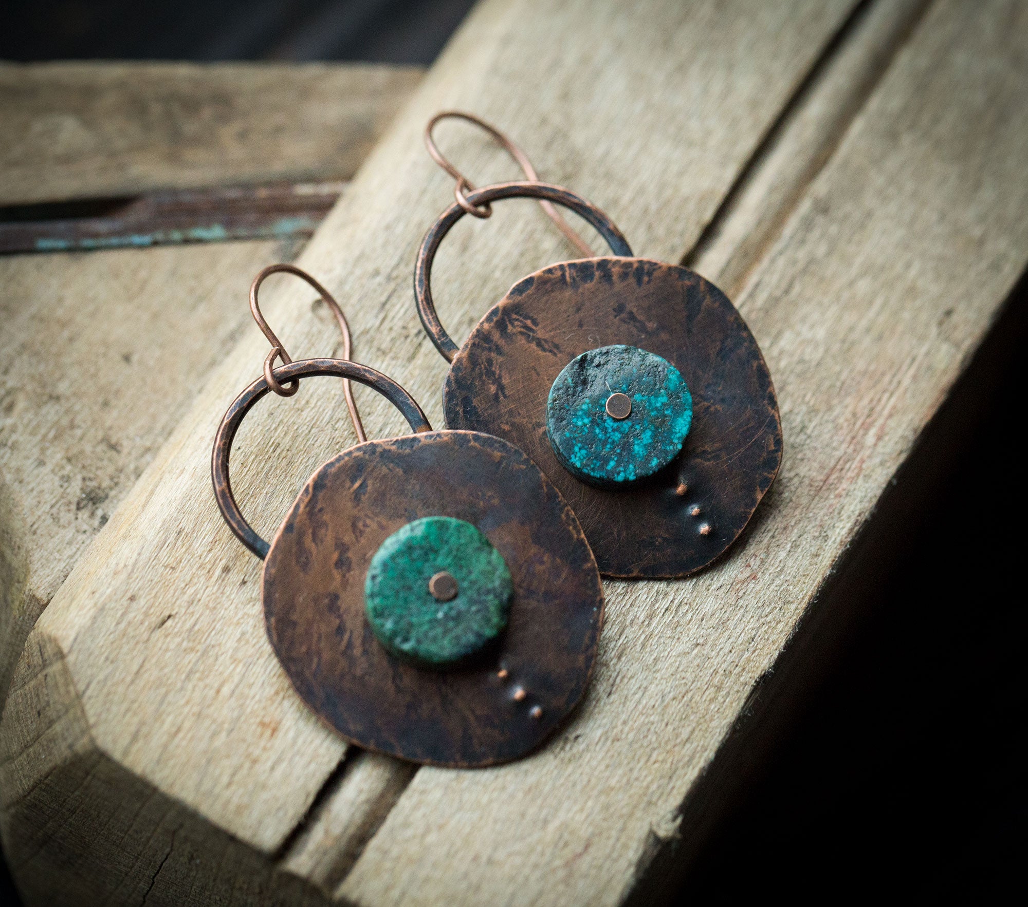 Proste, surowe kolczyki z naturalnym turkusem