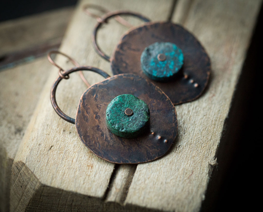 Proste, surowe kolczyki z naturalnym turkusem