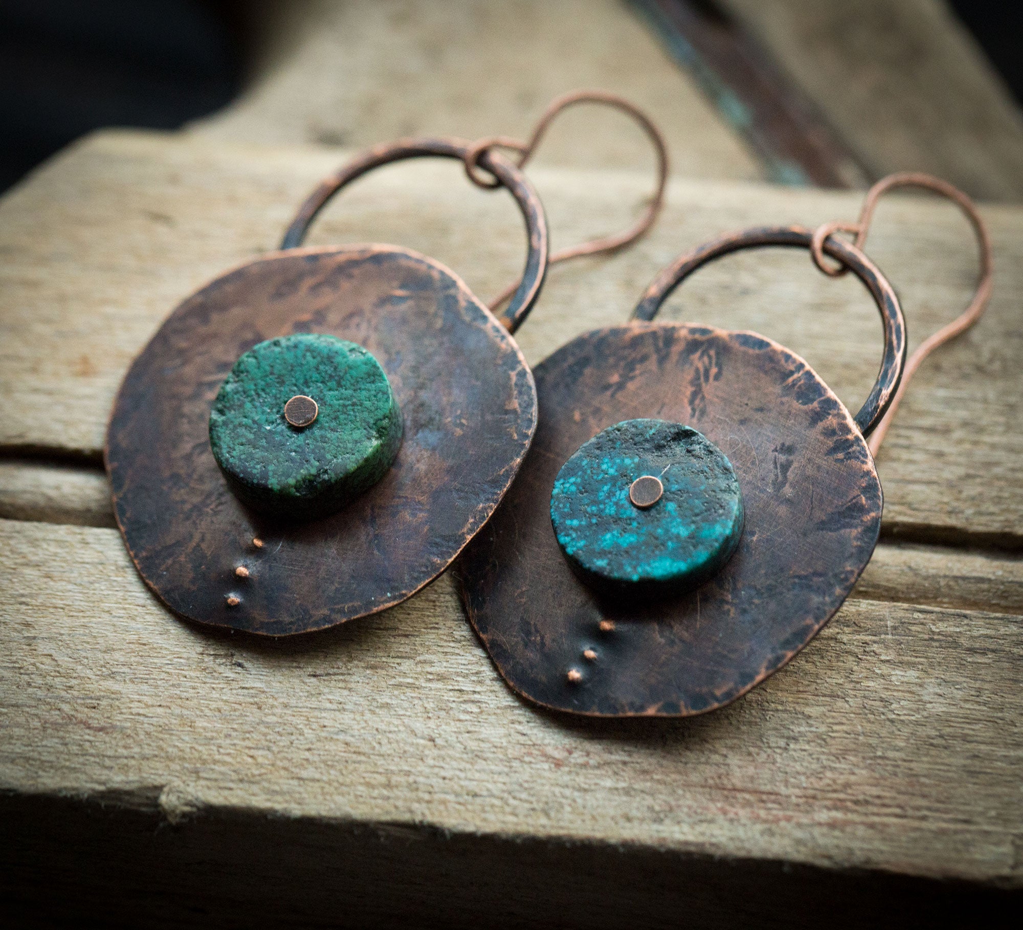 Proste, surowe kolczyki z naturalnym turkusem