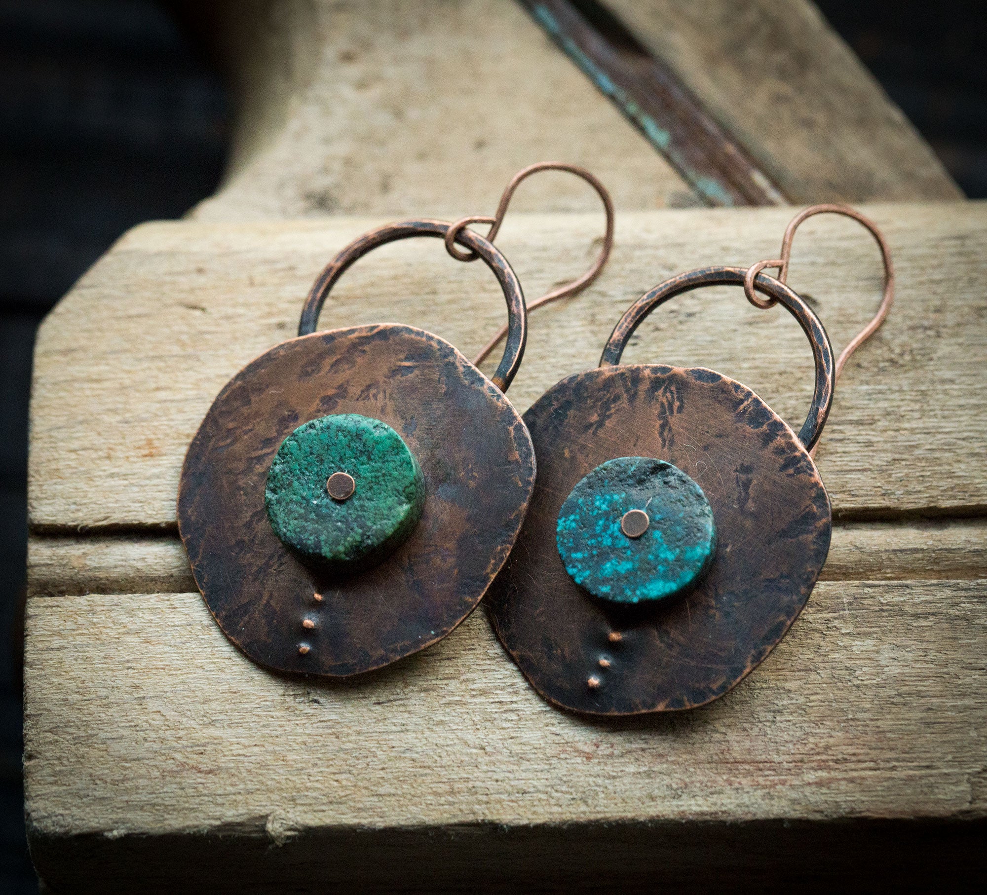 Proste, surowe kolczyki z naturalnym turkusem