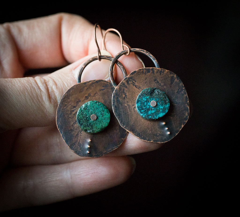 Proste, surowe kolczyki z naturalnym turkusem