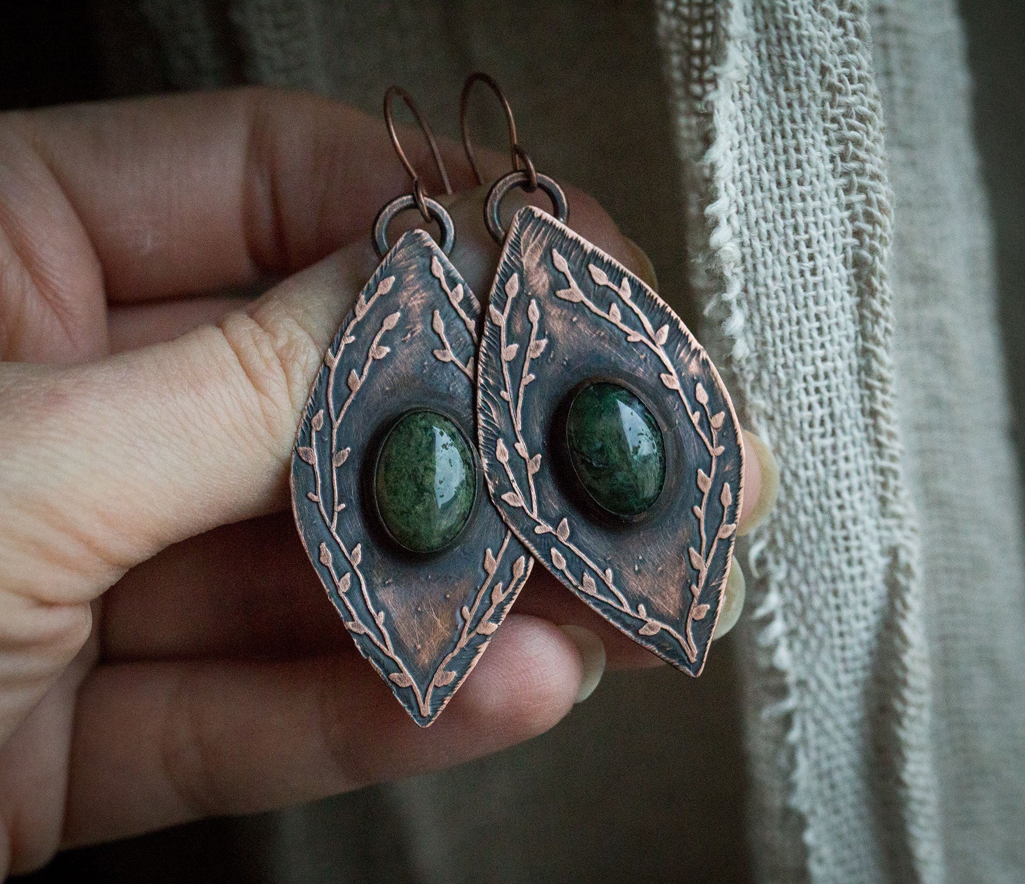 Kolczyki z agatem mszystym i roślinnym rysunkiem