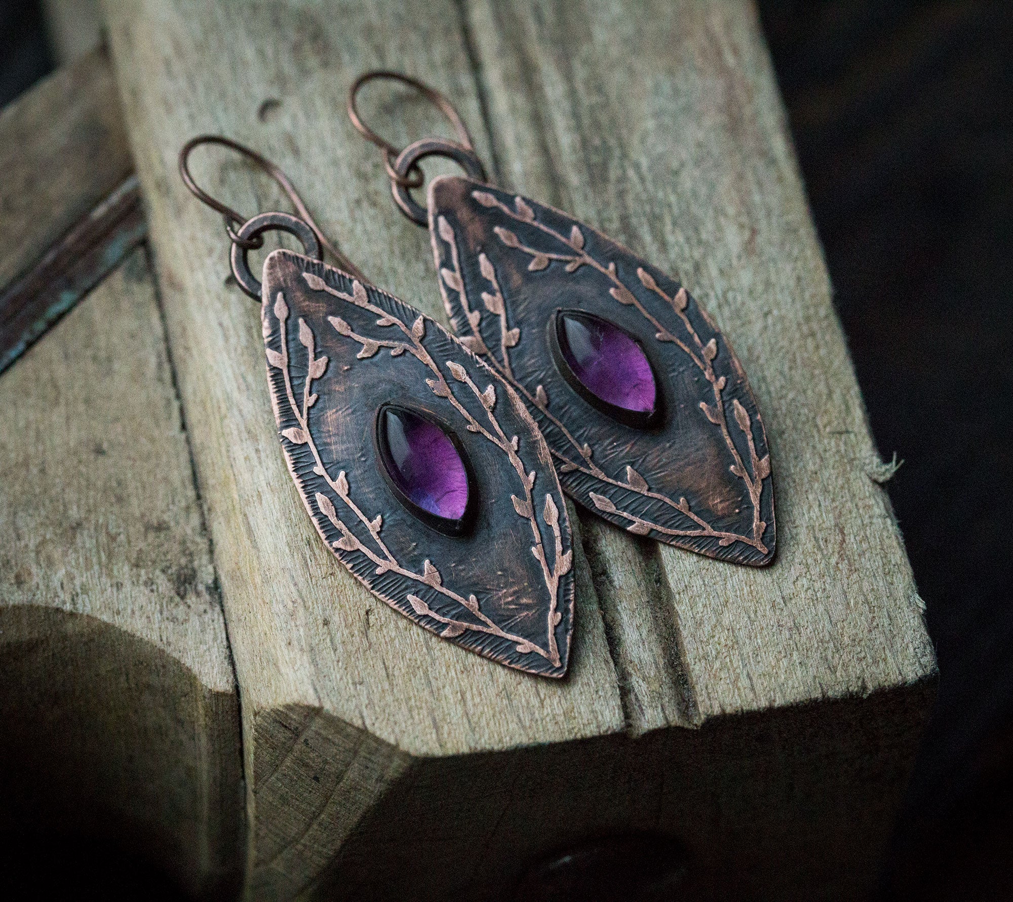Kolczyki z ametystem i roślinnym rysunkiem