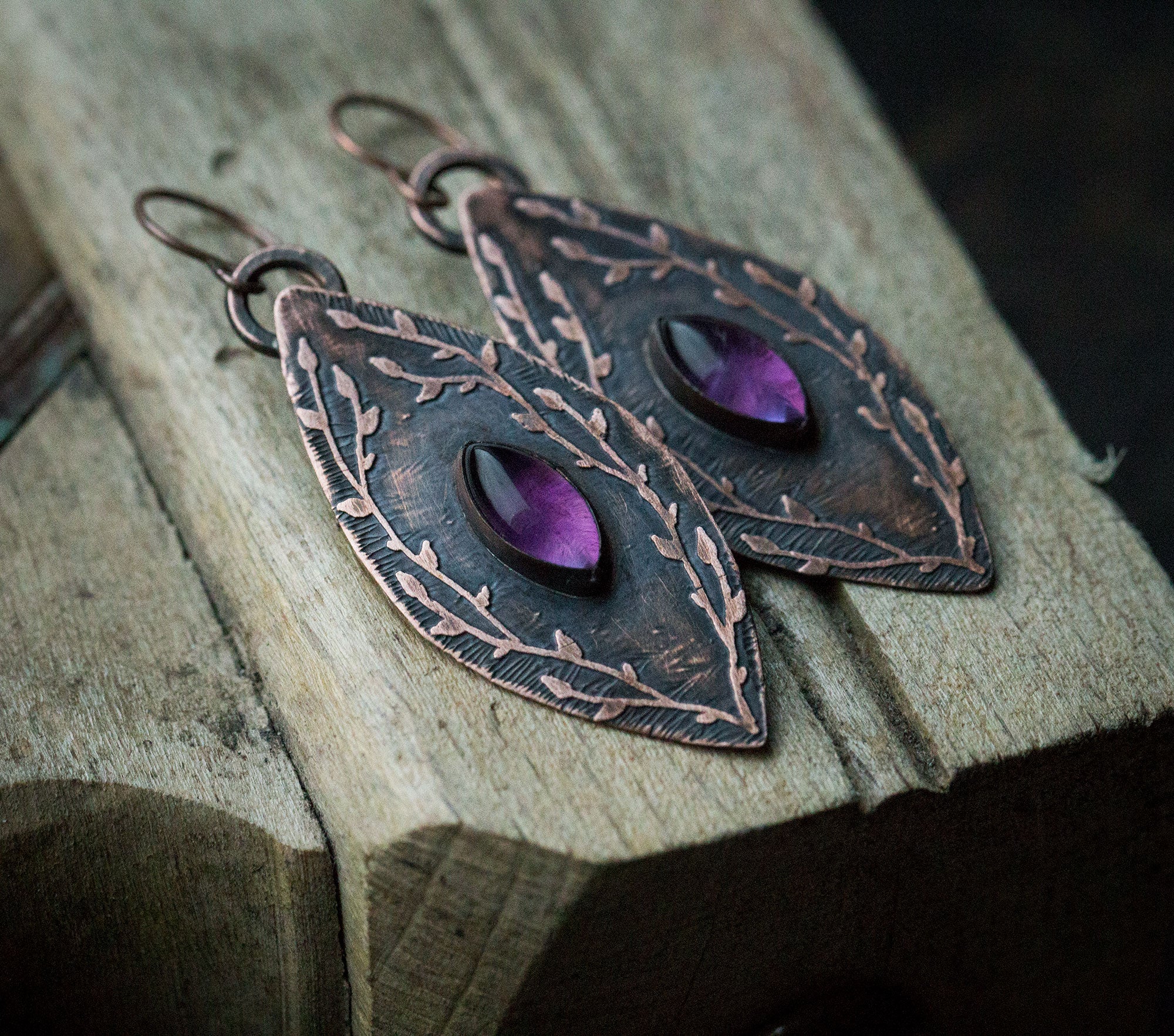 Kolczyki z ametystem i roślinnym rysunkiem