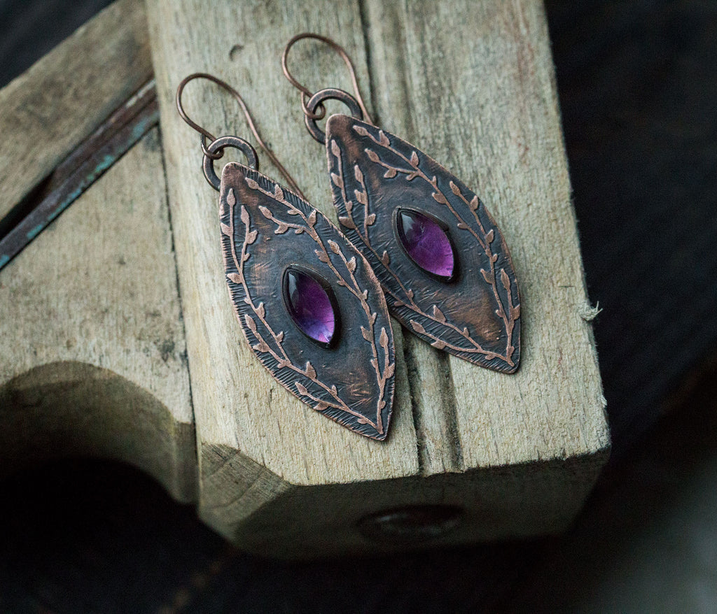 Kolczyki z ametystem i roślinnym rysunkiem