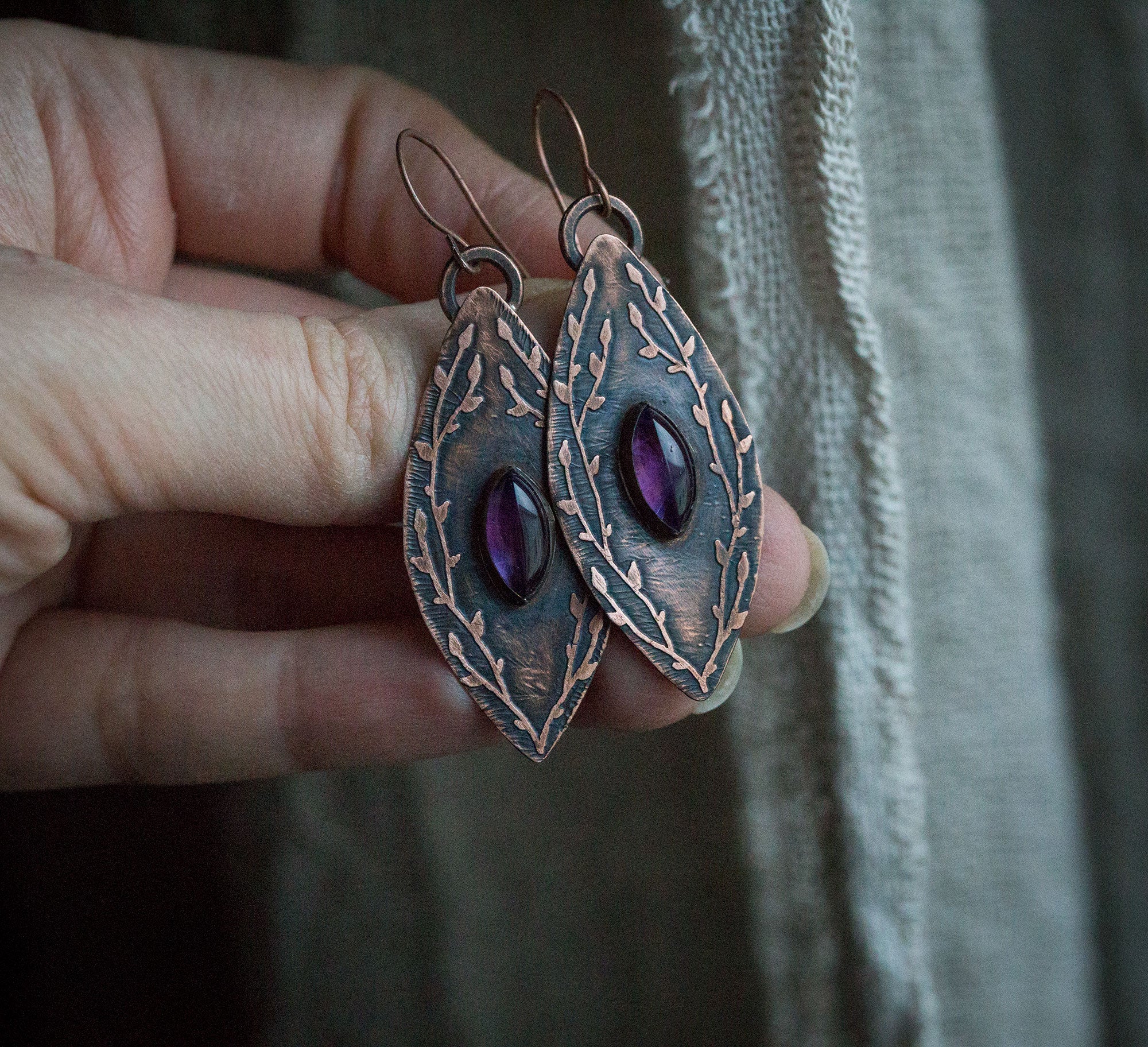 Kolczyki z ametystem i roślinnym rysunkiem