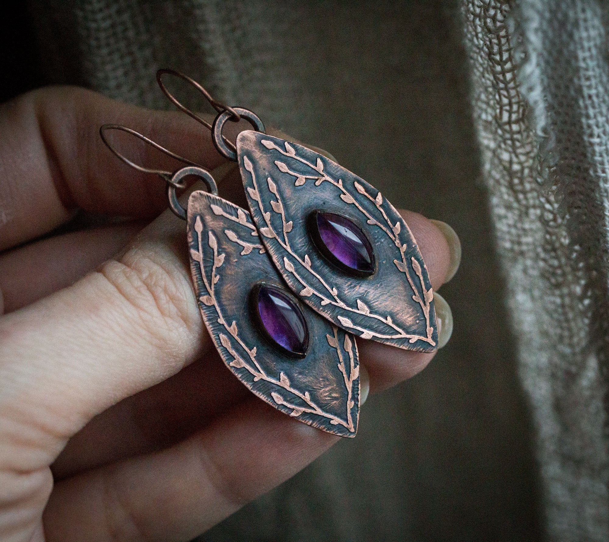 Kolczyki z ametystem i roślinnym rysunkiem