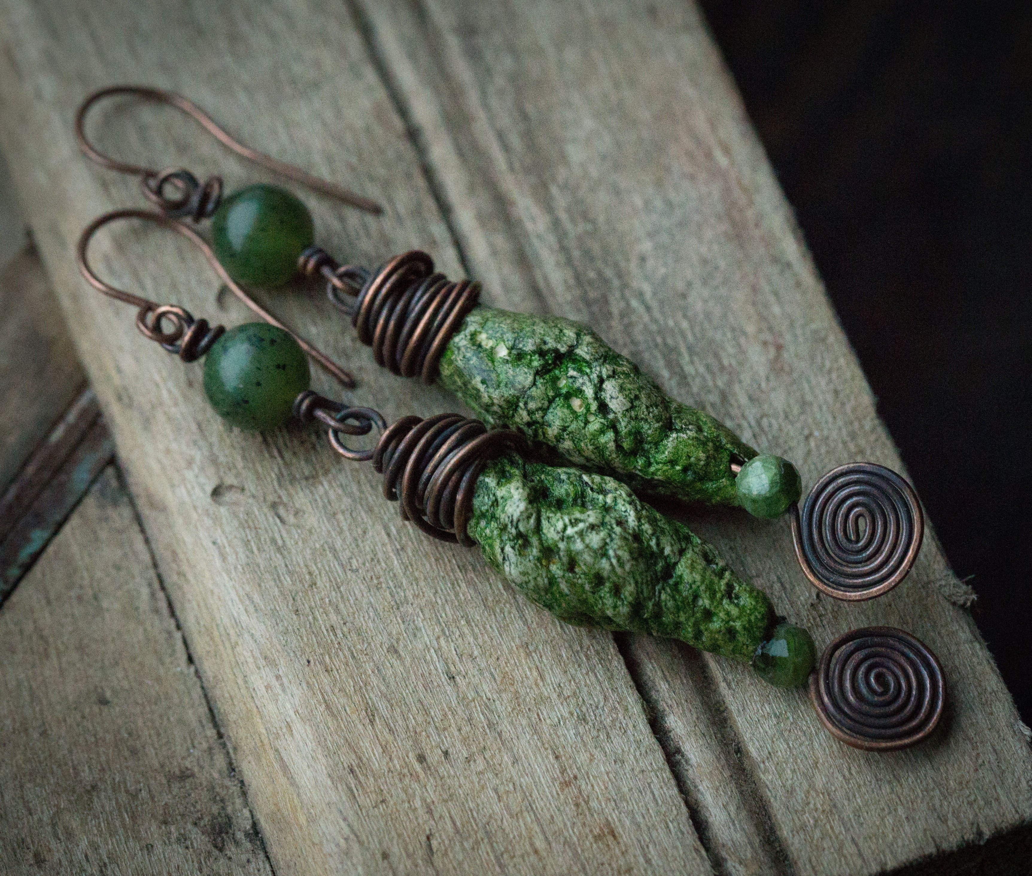 Zielone etniczne kolczyki z ręcznie formowanymi koralikami, nefrytem i diopsydem