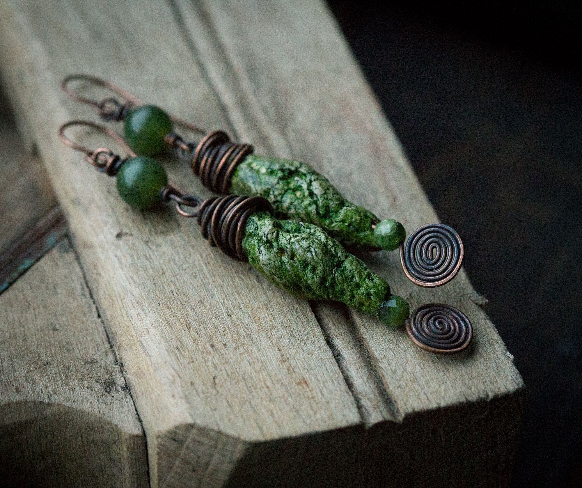 Zielone etniczne kolczyki z ręcznie formowanymi koralikami, nefrytem i diopsydem