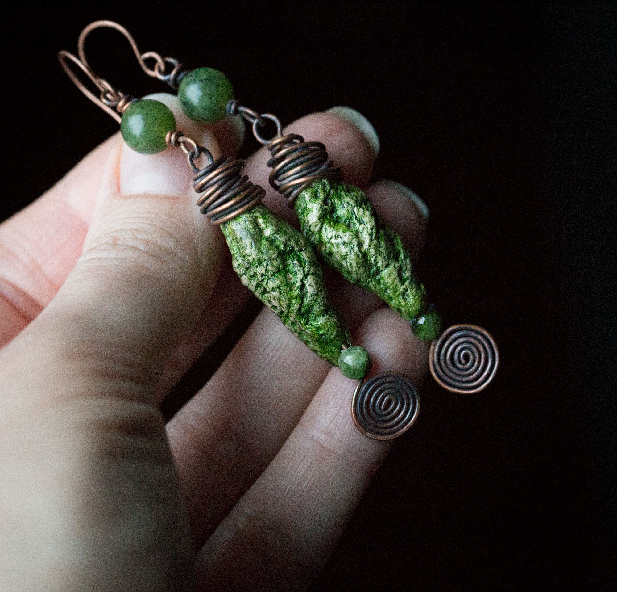Zielone etniczne kolczyki z ręcznie formowanymi koralikami, nefrytem i diopsydem