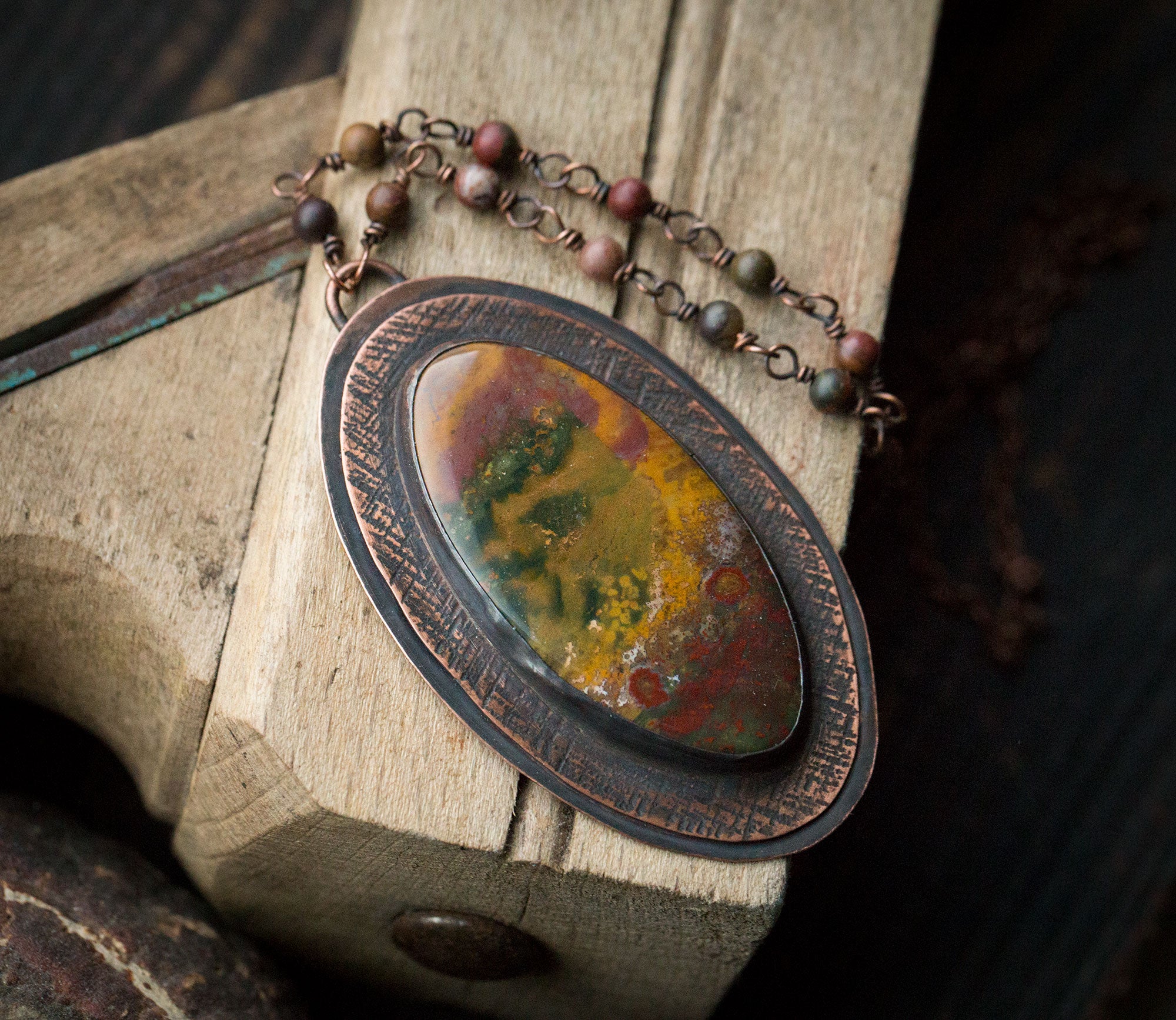 Duży naszyjnik z kolorowym heliotropem, miedziany wisior