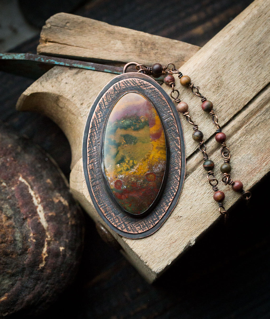 Duży naszyjnik z kolorowym heliotropem, miedziany wisior