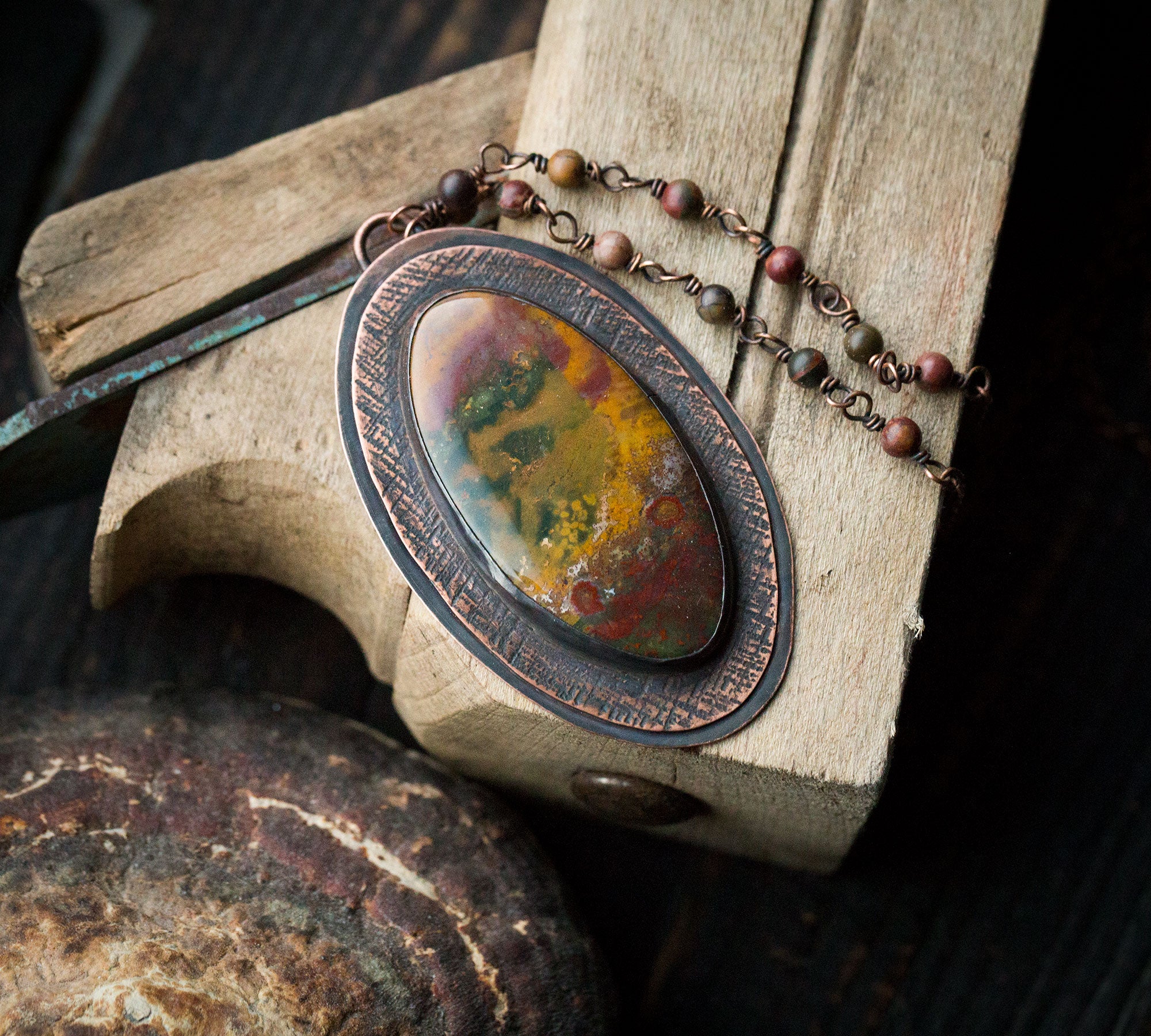 Duży naszyjnik z kolorowym heliotropem, miedziany wisior