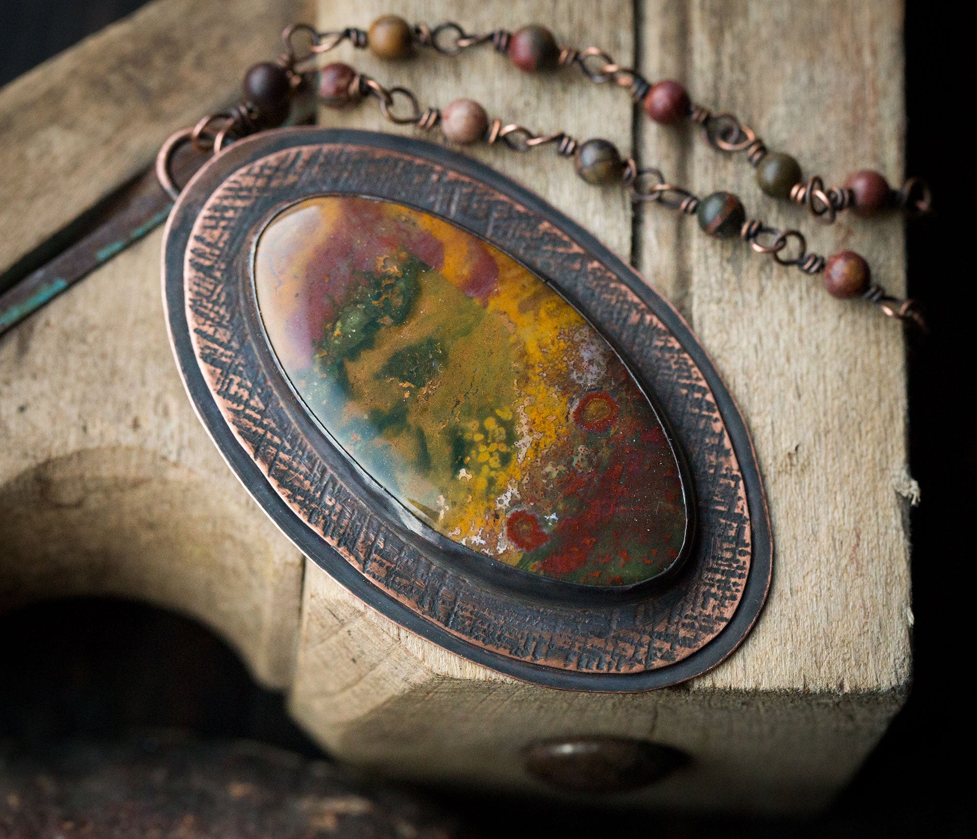 Duży naszyjnik z kolorowym heliotropem, miedziany wisior