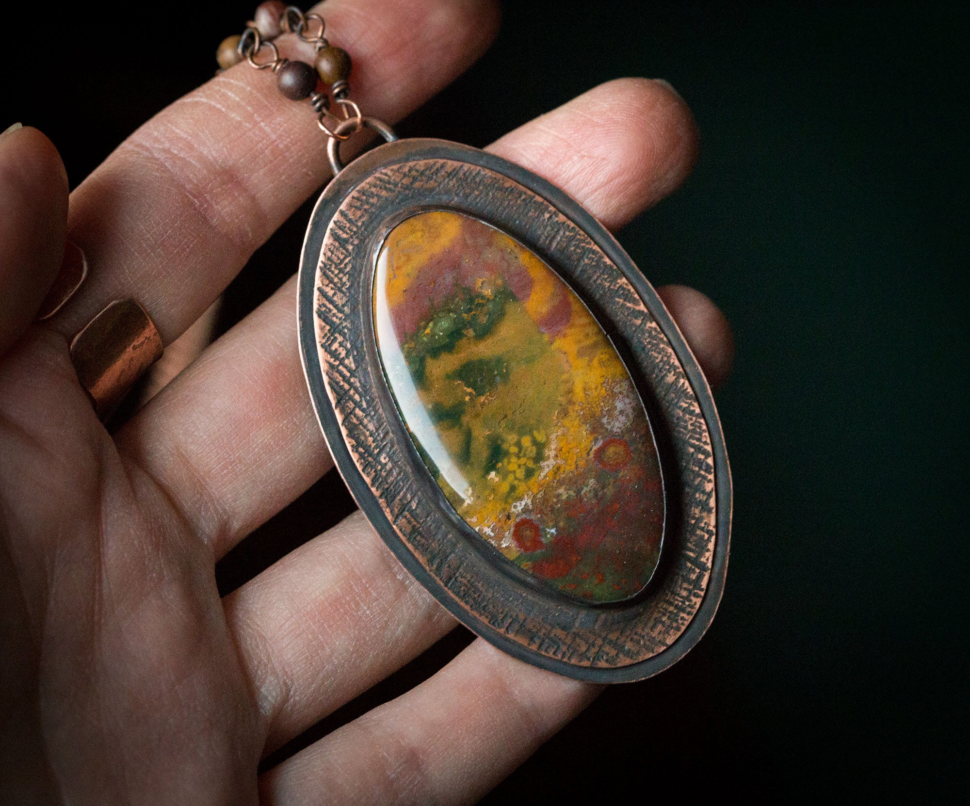 Duży naszyjnik z kolorowym heliotropem, miedziany wisior