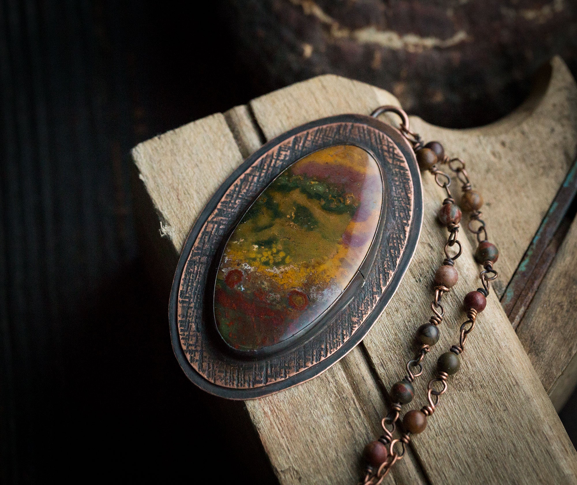 Duży naszyjnik z kolorowym heliotropem, miedziany wisior