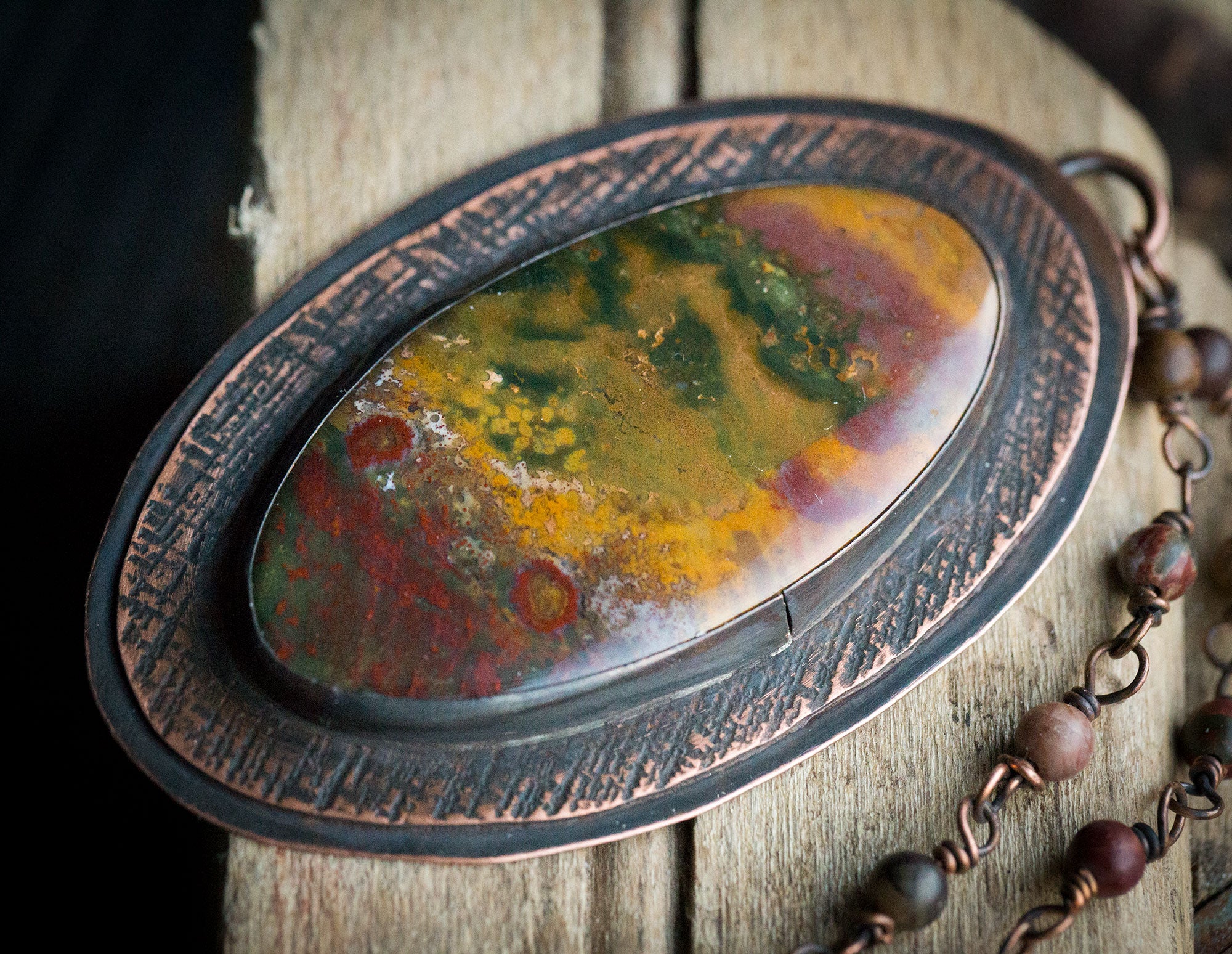 Duży naszyjnik z kolorowym heliotropem, miedziany wisior