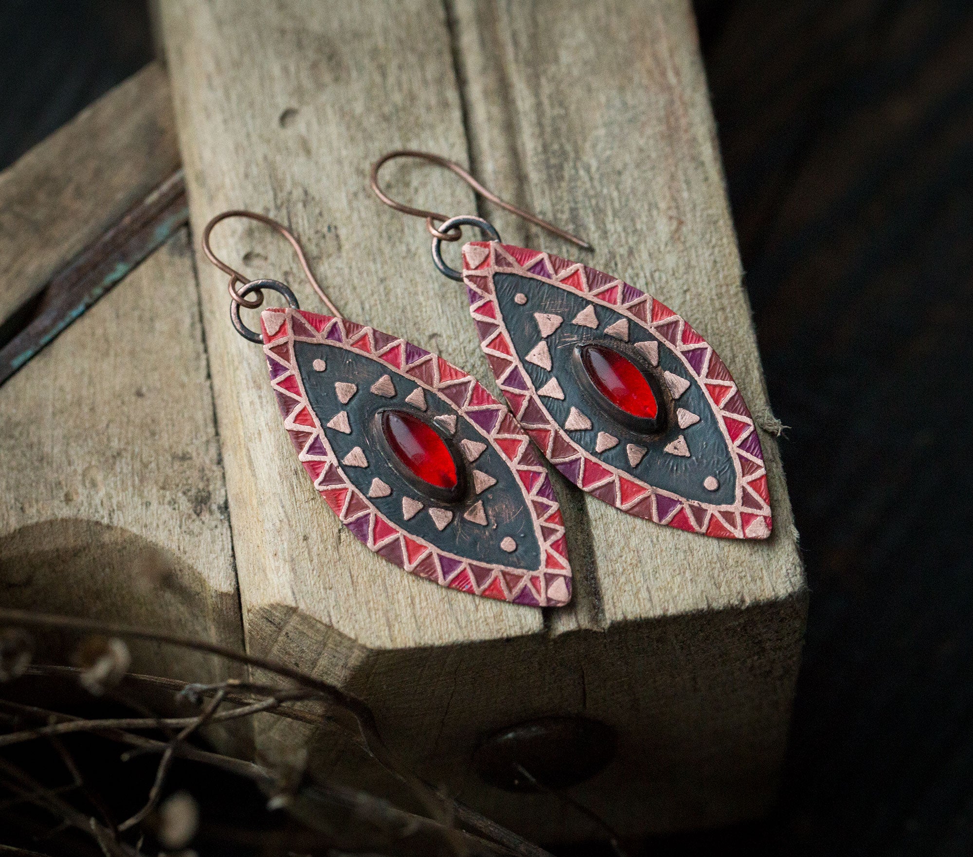 Czerwone kolczyki z rubinem i etnicznym wzorem