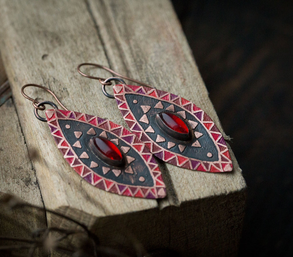 Czerwone kolczyki z rubinem i etnicznym wzorem